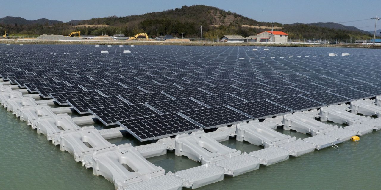Inauguration de centrales solaires flottantes au Japon