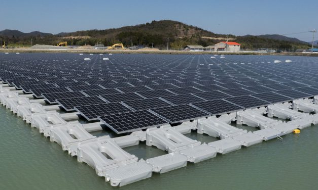 Inauguration de centrales solaires flottantes au Japon