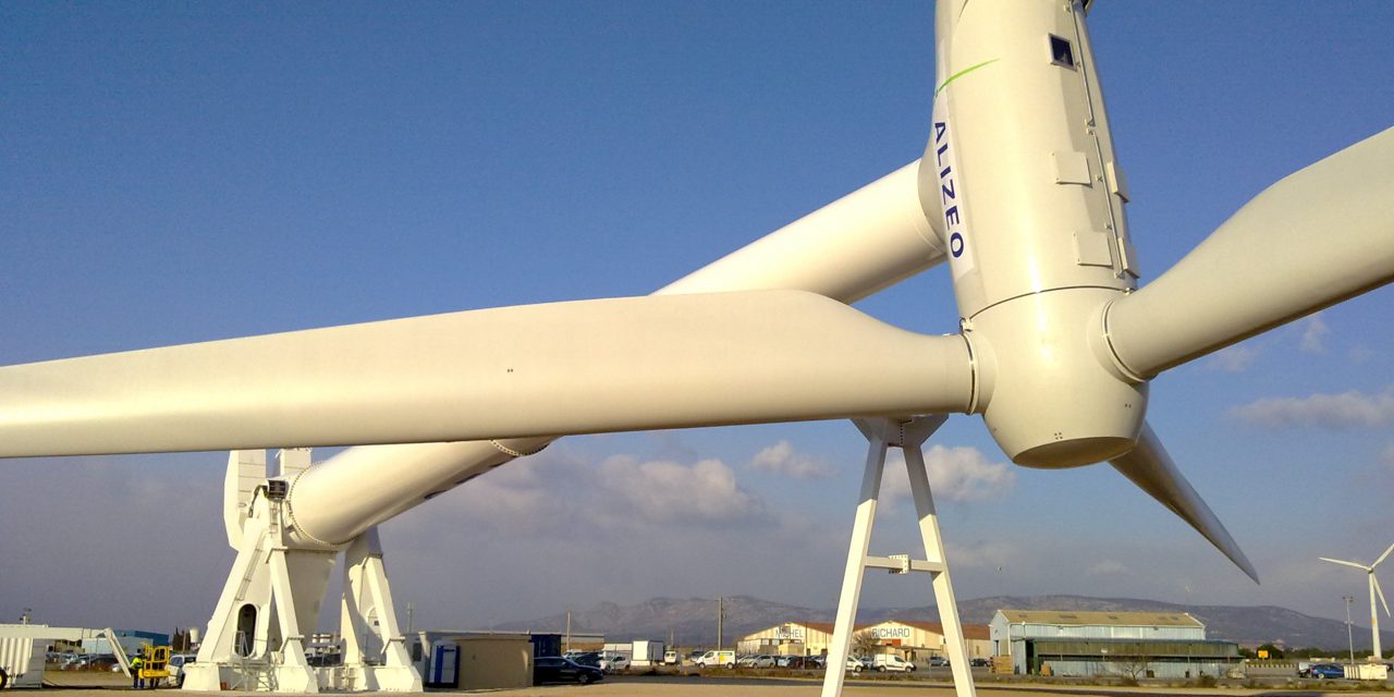 Alizeo propose une éolienne à rabattage hydraulique